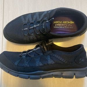 Shoes size 71/2 Skechers